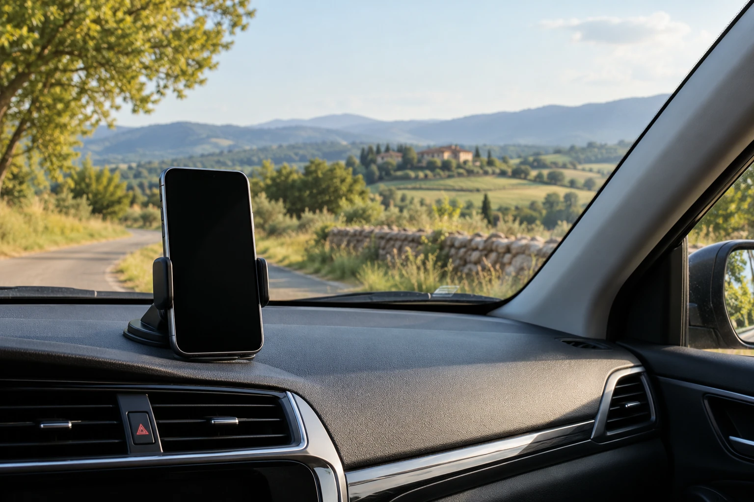 Support de téléphone sur tableau de bord de voiture, route de campagne et collines en arrière‑plan