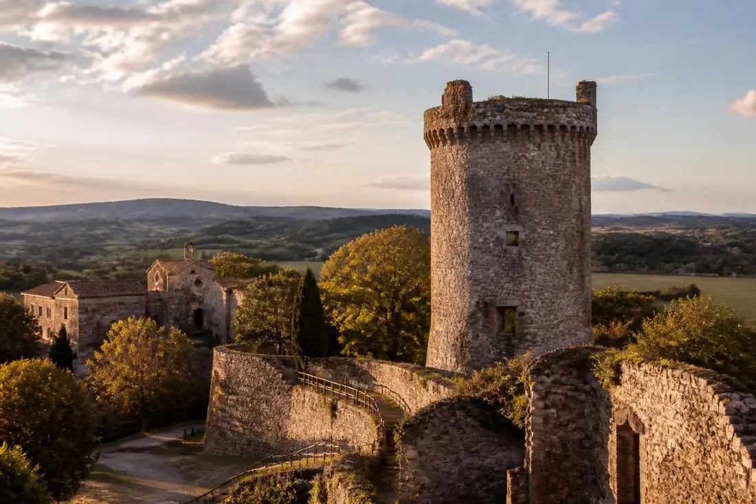 découvrez le tour des fiefs de pouzauges en vendée, une balade historique et culturelle au cœur d'un patrimoine médiéval remarquable.