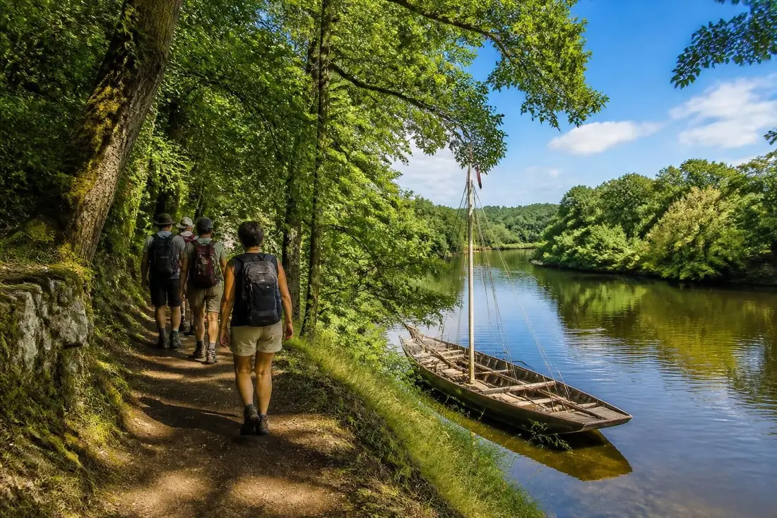 explorez le tour des gabariers en corrèze : un voyage entre histoire locale fascinante et paysages naturels à travers des randonnées uniques.