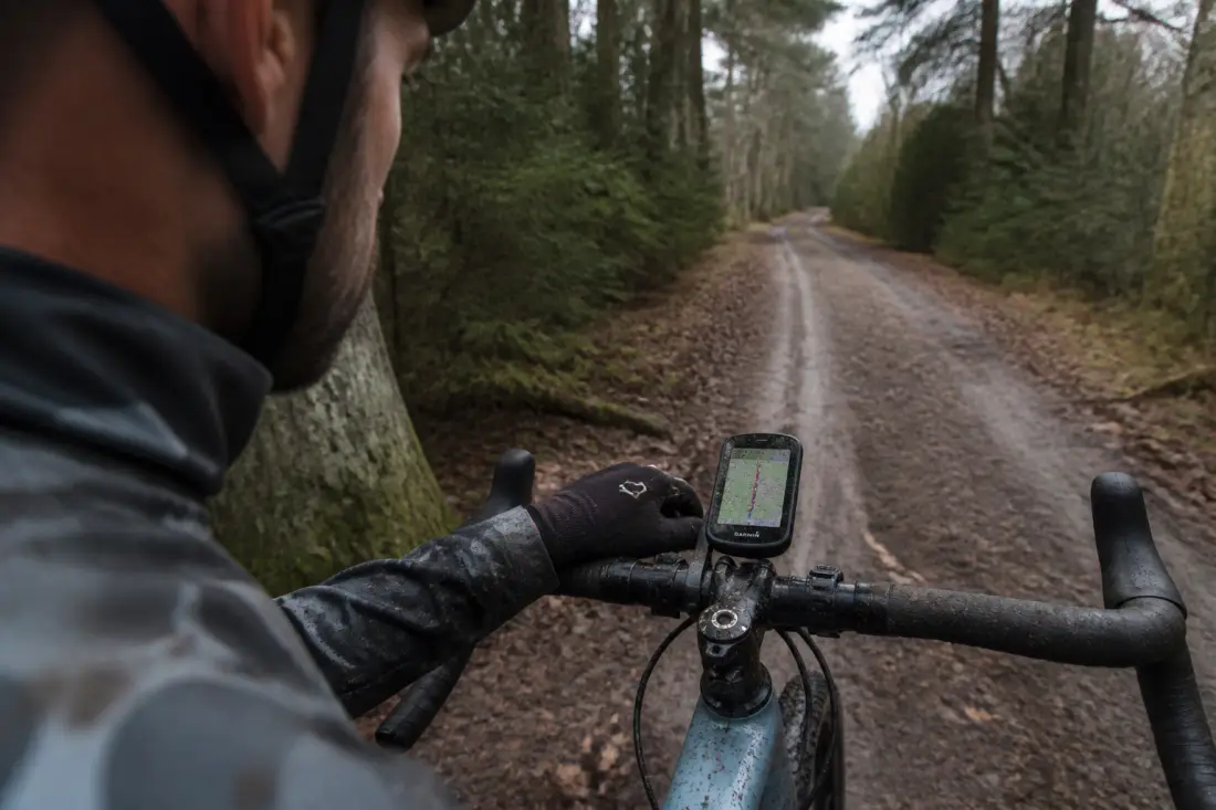 Compteur GPS gravel : navigation, autonomie et cartes hors ligne