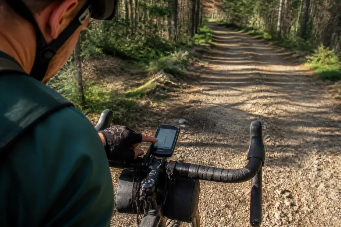 Compteur GPS gravel : navigation, autonomie et cartes hors ligne