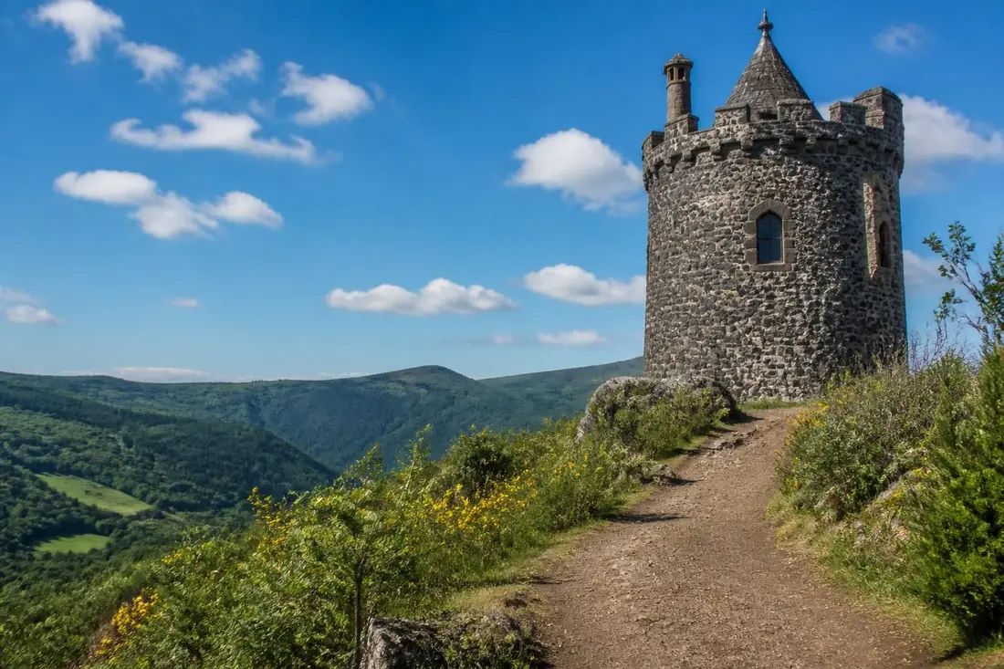 explorez la tour de la reine margot dans le puy-de-dôme, un site historique emblématique offrant une plongée fascinante dans le passé et des vues panoramiques exceptionnelles.