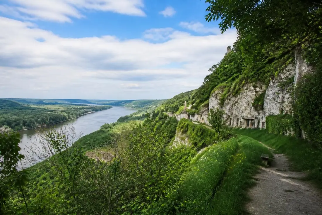 explorez le gr®25 de sotteville-sous-le-val à montville en seine-maritime, un itinéraire de randonnée enchanteur mêlant paysages naturels et patrimoine local.