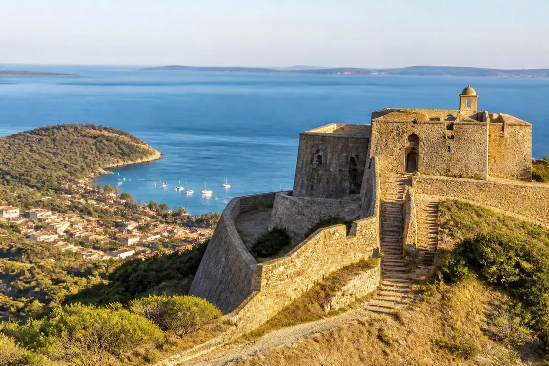explorez la tour historique de l'île de porquerolles dans le var, un site emblématique offrant une vue imprenable et une richesse culturelle unique.
