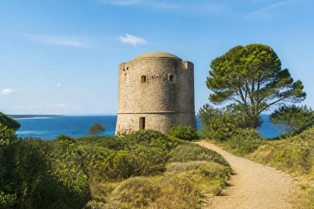 explorez la tour historique de l'île de porquerolles dans le var et découvrez son riche patrimoine au cœur d'un cadre naturel exceptionnel.