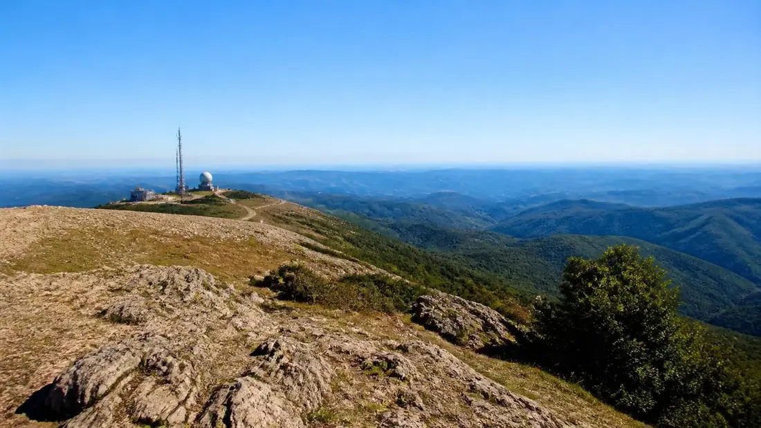 explorez le gr®66 et le tour du mont aigoual dans le parc national des cévennes, une aventure unique au cœur de paysages préservés et de nature exceptionnelle.