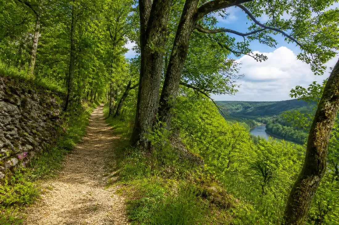 partez à la découverte du gr®782 chemin henri iv, un parcours alliant histoire et nature à travers des paysages authentiques et chargés de patrimoine.