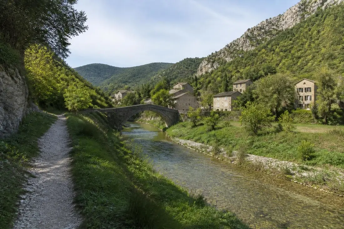 explorez le tour de la gervanne dans la drôme, un parcours unique alliant paysages naturels préservés et richesses patrimoniales. partez à l'aventure au cœur d'une région authentique et pleine de charme.