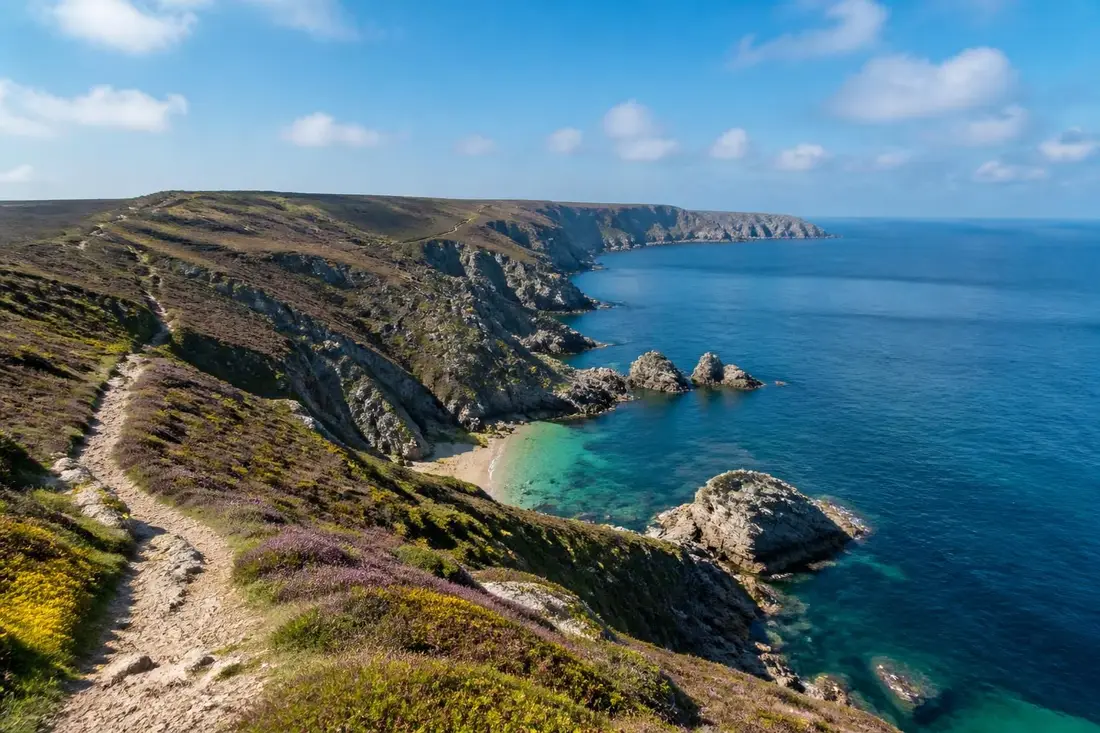 explorez le tour de la presqu'île de crozon, un lieu emblématique du finistère offrant des paysages exceptionnels et une expérience unique en bretagne.
