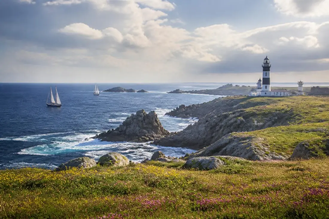explorez le tour de l'île d'ouessant en 2026 et laissez-vous émerveiller par ses paysages uniques, sa nature préservée et son patrimoine authentique.