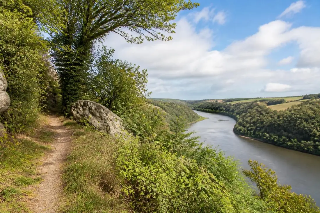 découvrez le tour des balcons de la sée dans la manche, une randonnée incontournable offrant des paysages magnifiques et une nature préservée.