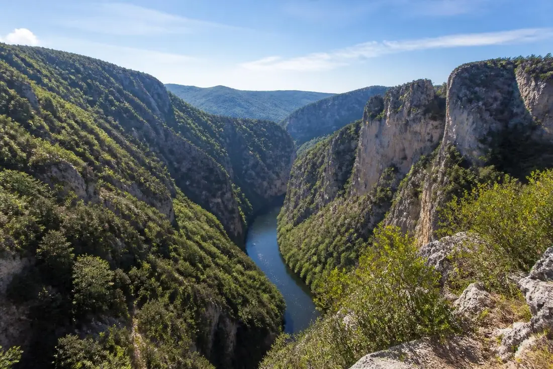 partez à la découverte des magnifiques gorges de la truyère, un parcours entre cantal et lozère alliant paysages spectaculaires, nature préservée et aventures en plein air.