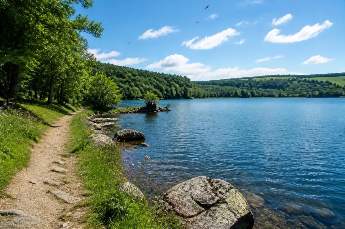 partez à la découverte du tour des lacs du lévézou en aveyron, un circuit nature incontournable alliant paysages magnifiques, détente et activités en plein air pour toute la famille.