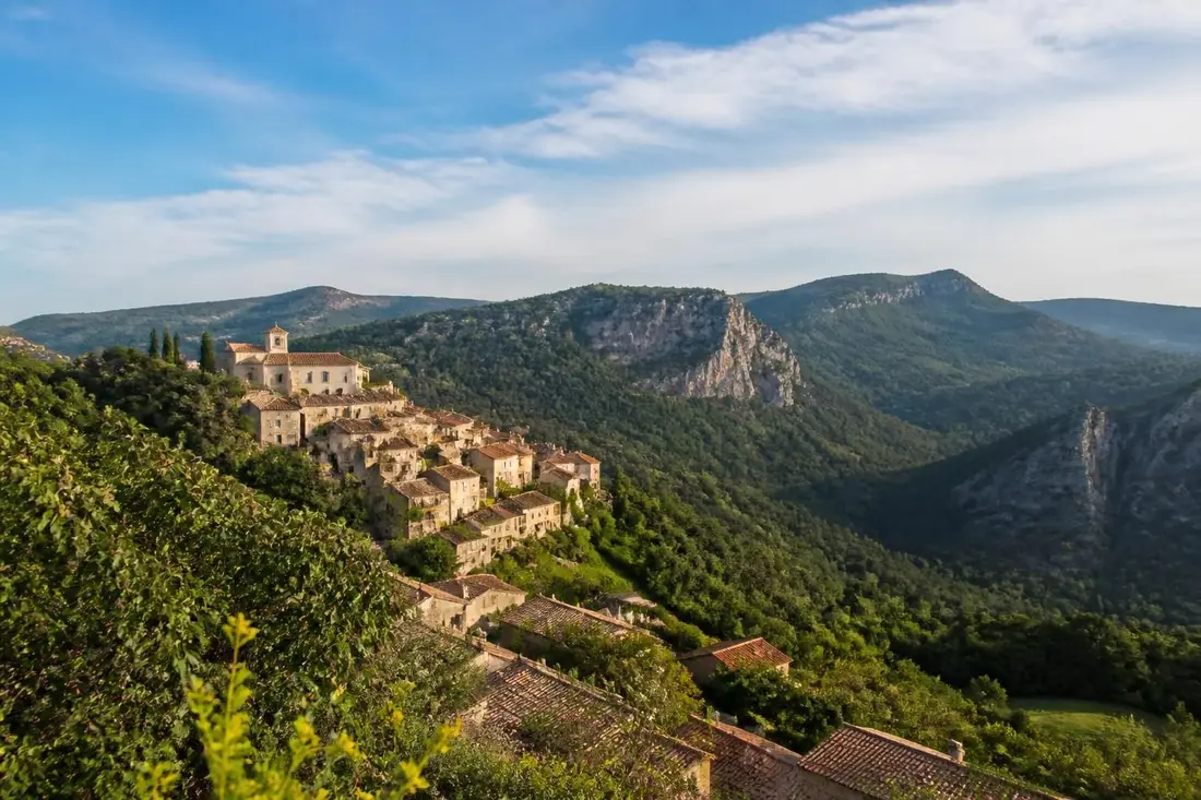 explorez le tour des monts de vaucluse et admirez ses paysages incontournables, entre nature préservée et panoramas exceptionnels.