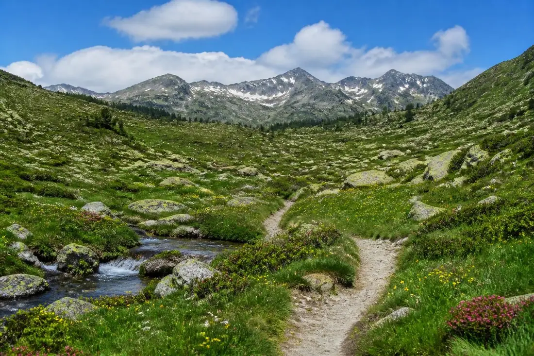 explorez le tour du carlit dans les pyrénées-orientales grâce à notre guide complet avec itinéraire détaillé et conseils pratiques pour une randonnée réussie.