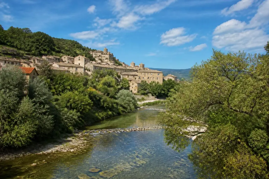 explorez le pays de dieulefit dans la drôme avec notre guide complet : itinéraires, conseils pratiques et découvertes incontournables pour un séjour réussi.