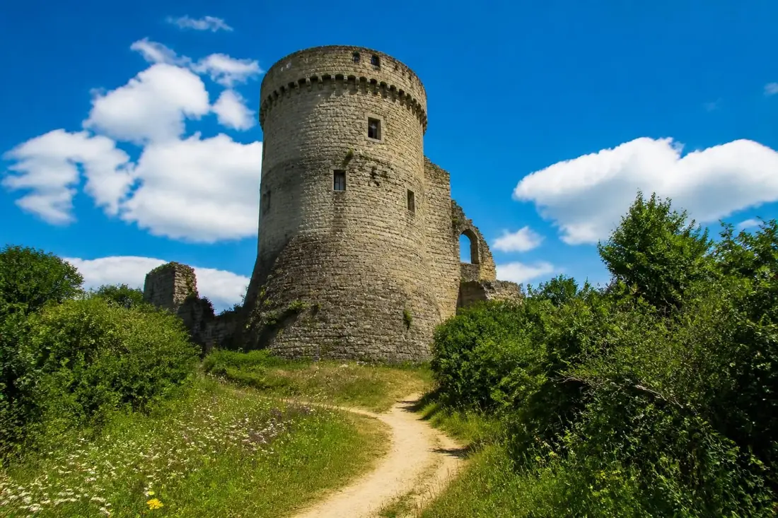 explorez la tour de mélusine en vendée, découvrez son histoire captivante et préparez votre visite pour un voyage unique au cœur du patrimoine régional.