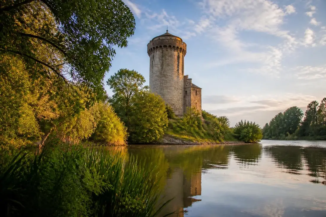 explorez la tour entre vie et yon, un joyau historique de la vendée alliant nature et patrimoine. découvrez une destination incontournable pour les passionnés de culture et de paysages enchanteurs.