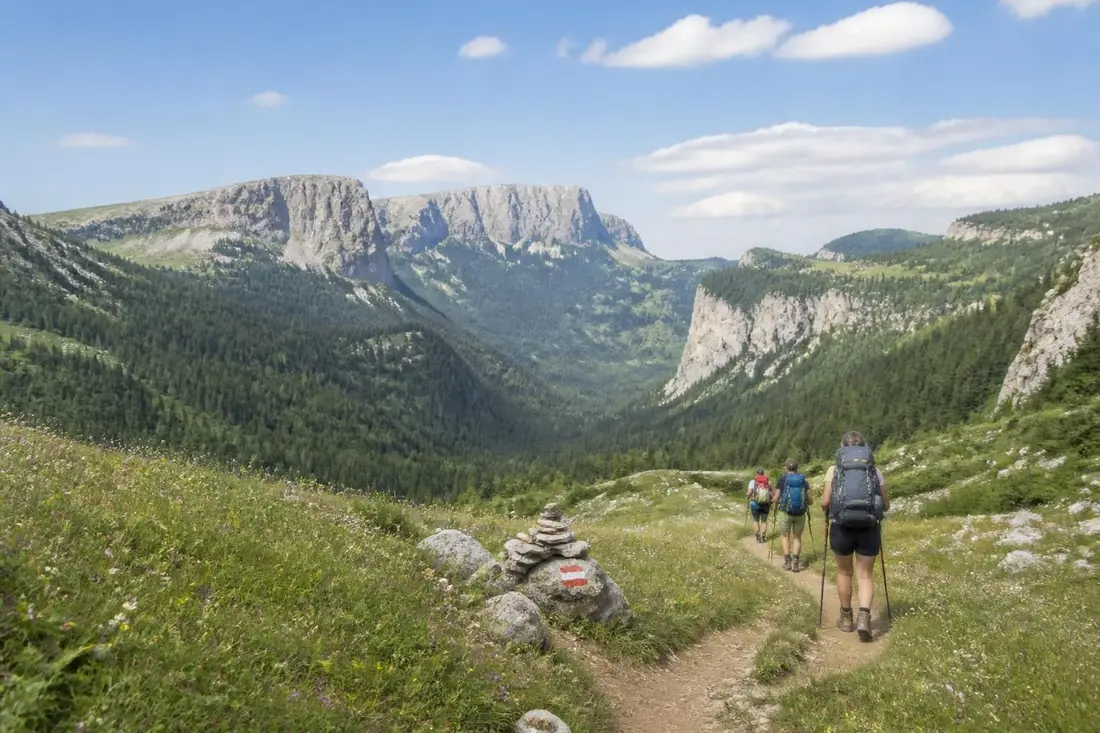 explorez la traversée du vercors sur le gr®93 avec nos itinéraires détaillés et conseils pratiques pour une randonnée inoubliable.