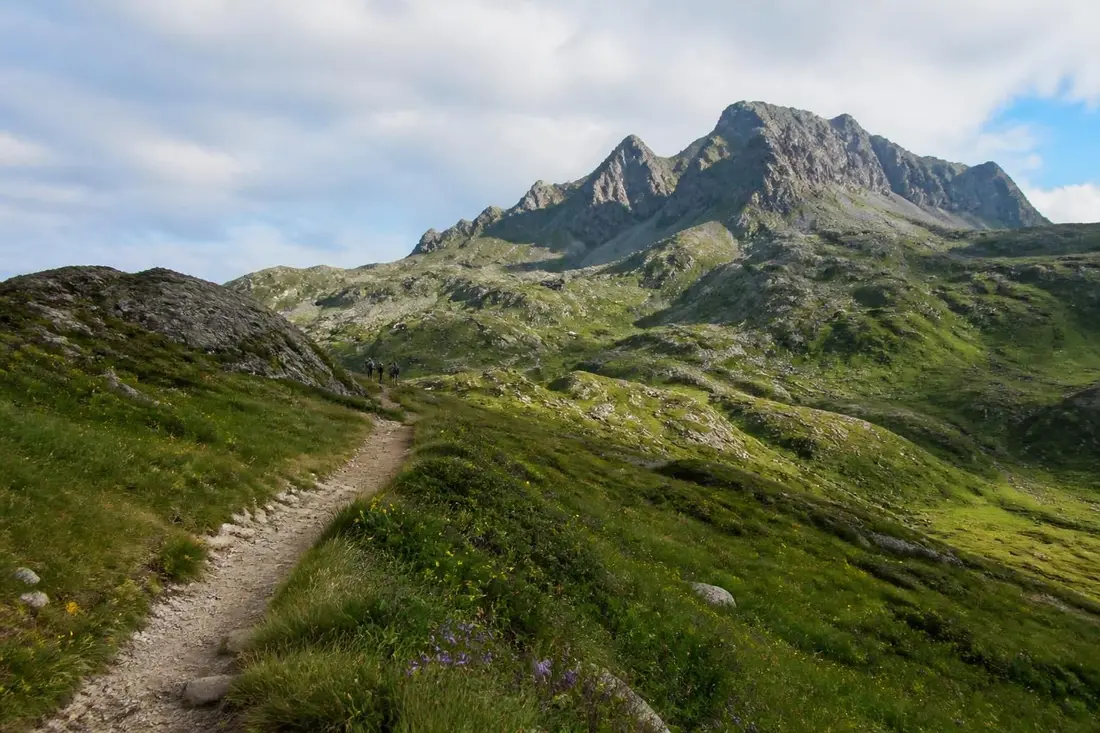 explorez la voie d'ossau sur le gr®108 dans les pyrénées-atlantiques et profitez d'une randonnée panoramique au cœur de paysages naturels préservés.