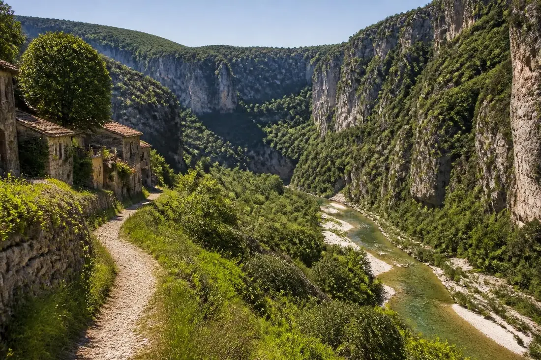 partez à la découverte du cévenol, un voyage authentique entre lozère, ardèche et gard, pour explorer des paysages naturels préservés, une culture riche et des traditions uniques.