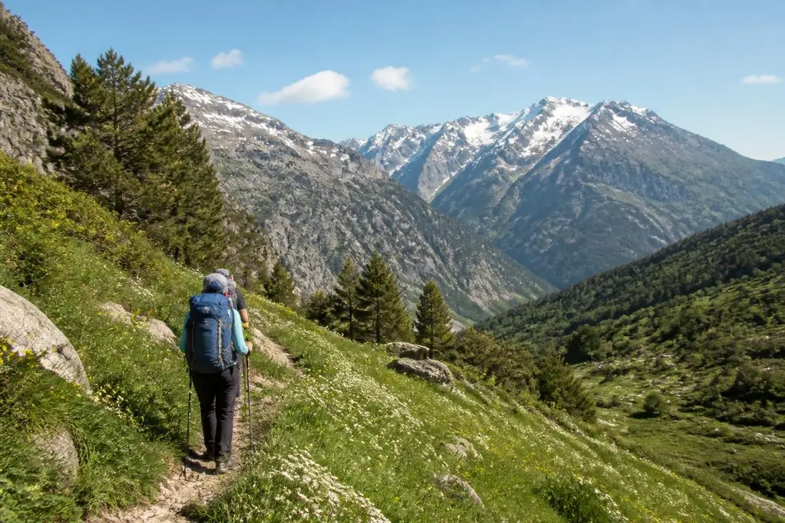 découvrez le gr®105, chemin de la vallée d’aure, avec ce guide complet pour randonneurs : itinéraires, conseils pratiques et paysages à couper le souffle.