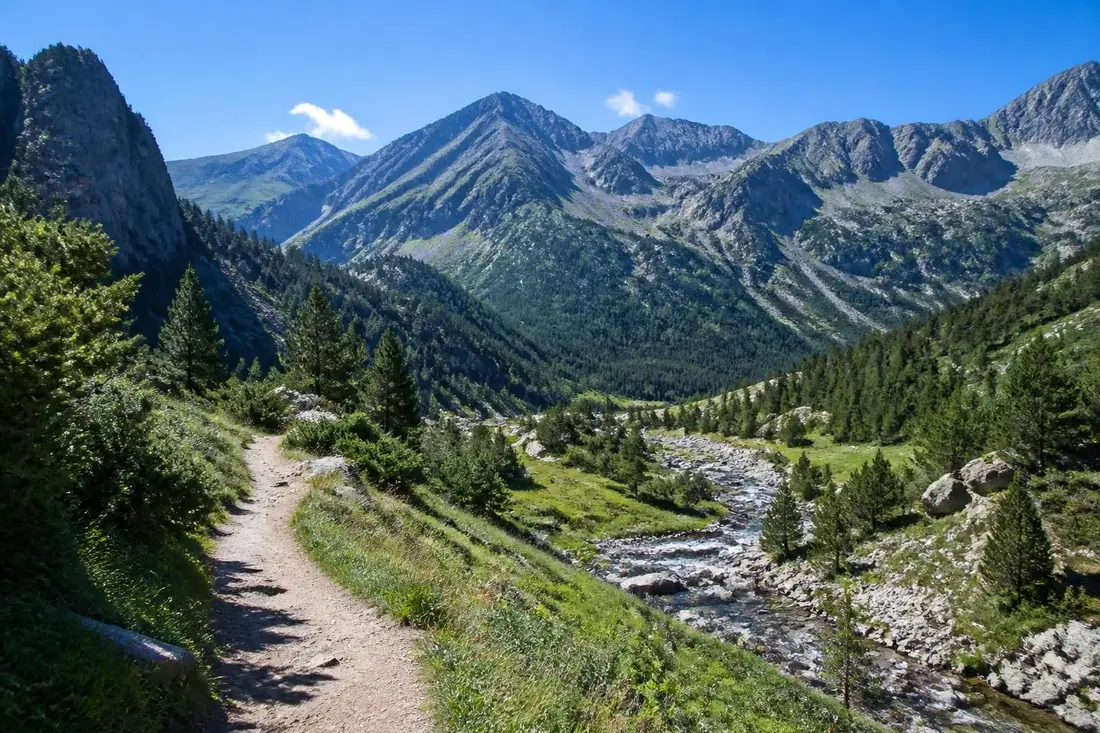 explorez le gr®107, un sentier de randonnée exceptionnel traversant l’ariège, l’aude et les pyrénées-orientales, offrant des paysages magnifiques et une immersion unique en pleine nature.
