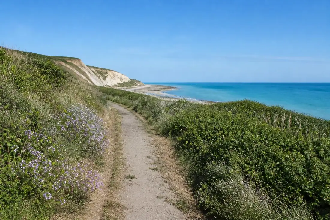explorez le gr®121 de bon-secours à equihen-plage : découvrez l'itinéraire complet, profitez de conseils pratiques et admirez des paysages magnifiques tout au long du parcours.
