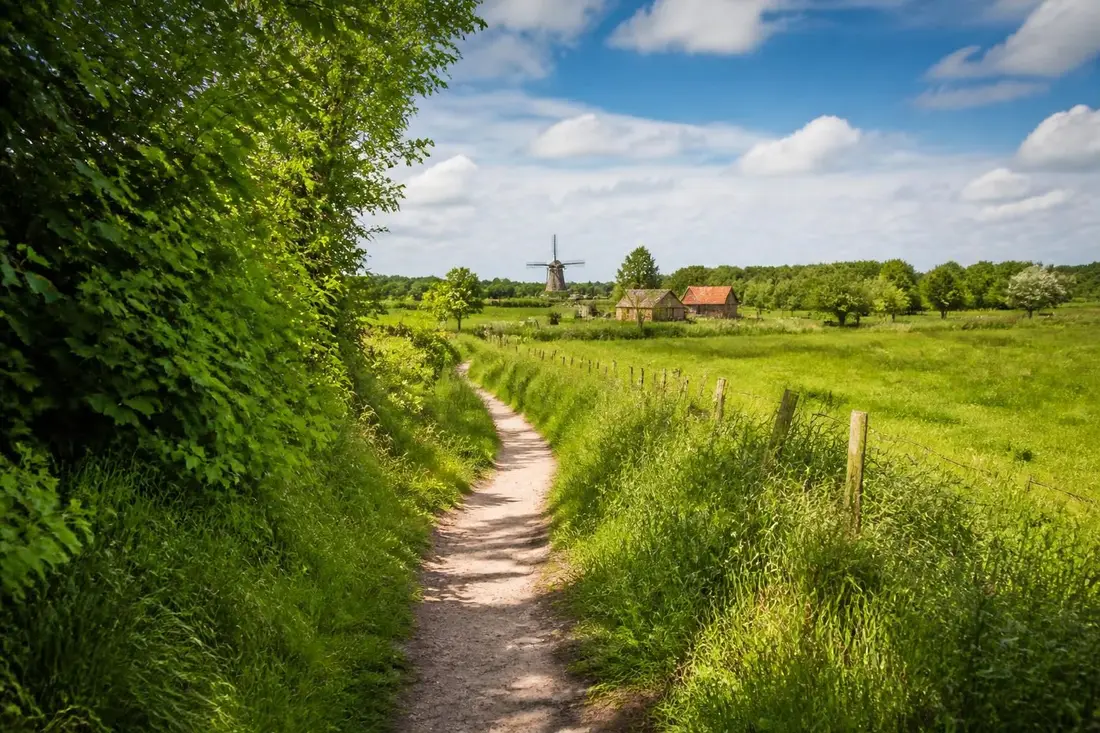 explorez le gr®121b, un sentier de randonnée unique entre bailleul en france et rieulay en belgique, offrant des paysages pittoresques et une immersion culturelle à travers deux pays.