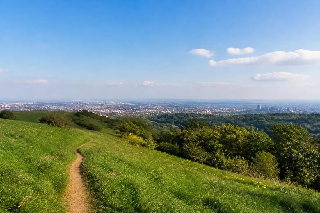 explorez le gr®169 autour de lyon avec notre guide complet : itinéraire détaillé, conseils pratiques et astuces pour une randonnée réussie.