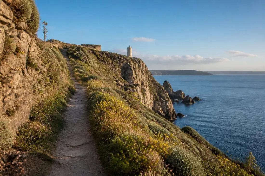 explorez le gr®21, le sentier des falaises, un parcours enchanteur alliant paysages naturels exceptionnels et richesses historiques le long de la côte.