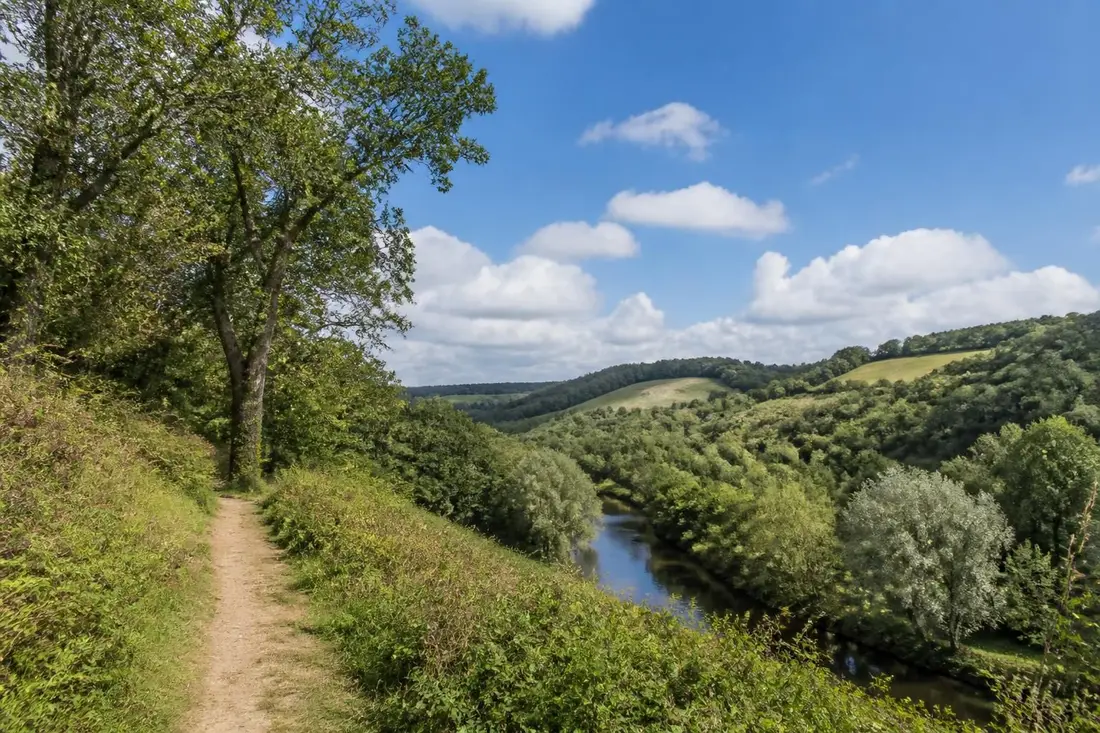 explorez le gr®235 de la touzelière à la vallée de la flotte en sarthe, un itinéraire de randonnée offrant paysages naturels et patrimoine local à découvrir.