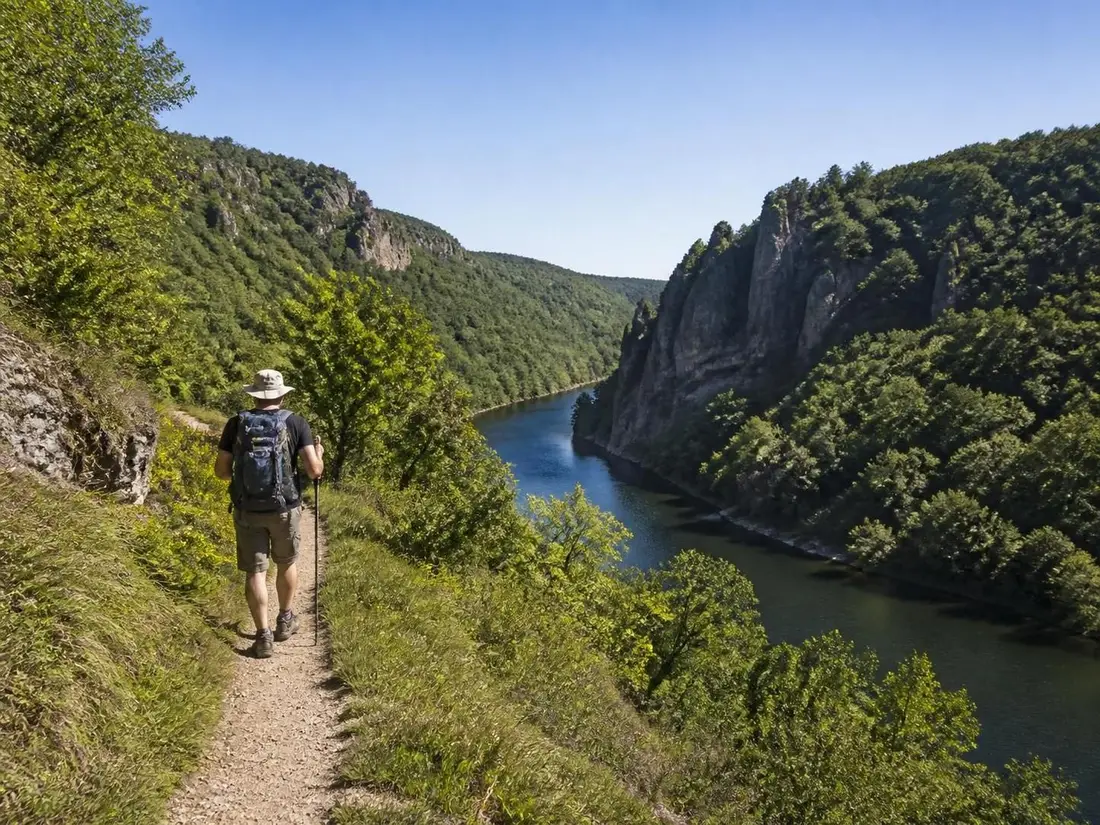 découvrez le guide complet 2026 du gr®3 sentier de la loire : itinéraires, conseils pratiques et informations essentielles pour une randonnée inoubliable.