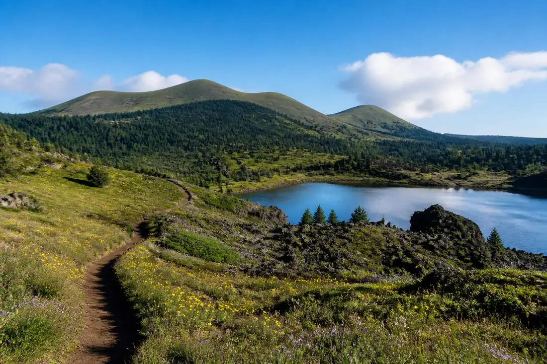 explorez le gr®30, un sentier de randonnée unique autour des volcans et lacs d'auvergne dans le puy-de-dôme, offrant des paysages naturels exceptionnels et une aventure inoubliable.