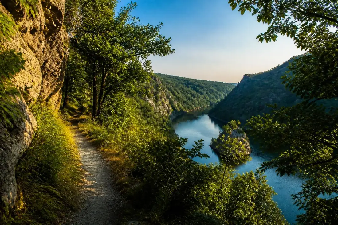 explorez le gr®302 et parcourez les magnifiques sentiers des sources et gorges de la loire, une aventure nature riche en paysages spectaculaires et en découvertes uniques.