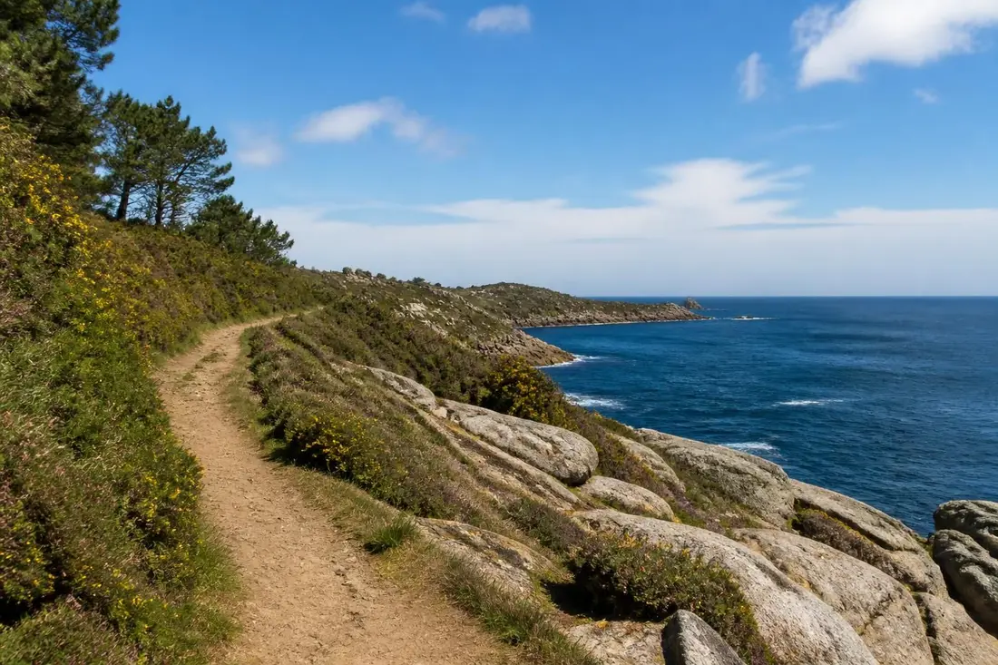 explorez le gr®34e, un sentier remarquable reliant le pont de saint-maurice au pont neuf, traversant les paysages pittoresques entre le finistère et le morbihan. partez à l'aventure sur ce parcours côtier unique en bretagne.