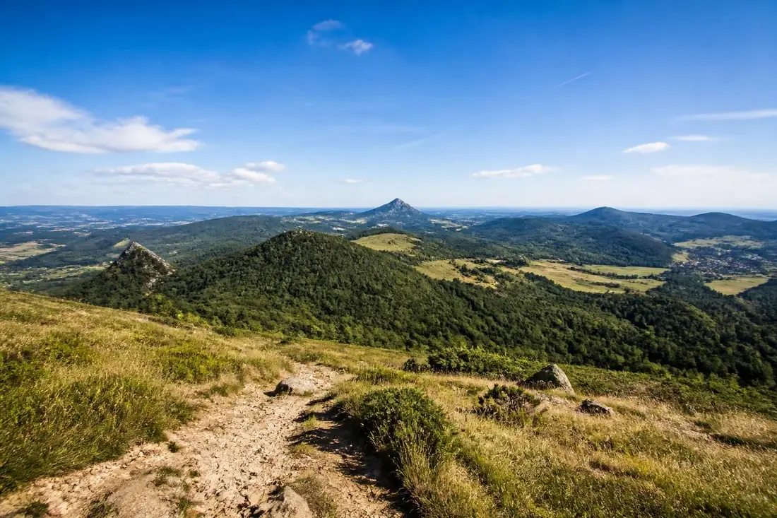 partez à l'aventure sur le gr®40, le sentier emblématique qui fait le tour des volcans du velay en haute-loire. découvrez des paysages volcaniques uniques, une nature préservée et un patrimoine riche lors de cette randonnée exceptionnelle.