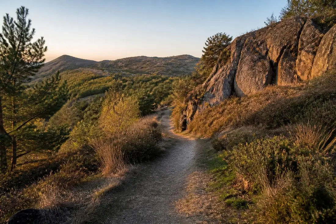 explorez le gr®40, un itinéraire de randonnée autour des volcans du velay en haute-loire, offrant des paysages volcaniques uniques et une expérience nature inoubliable.