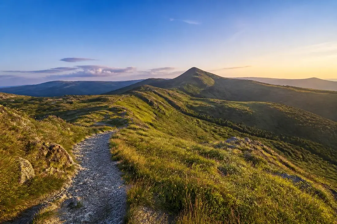 explorez le gr®400, le célèbre sentier de randonnée autour des volcans du cantal en auvergne, et profitez de paysages naturels uniques et préservés.