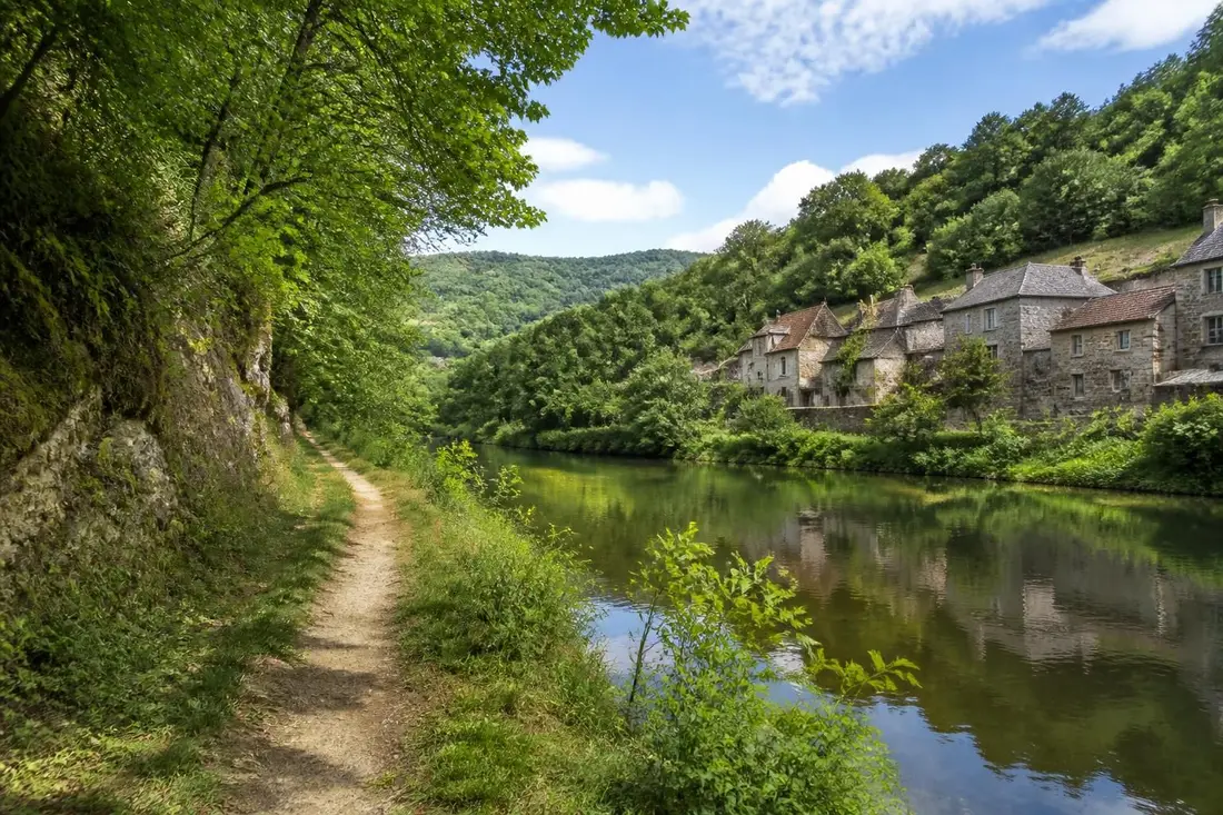 explorez le gr®41 dans la vallée du cher : un itinéraire unique alliant paysages naturels magnifiques et richesses patrimoniales exceptionnelles pour une randonnée inoubliable.