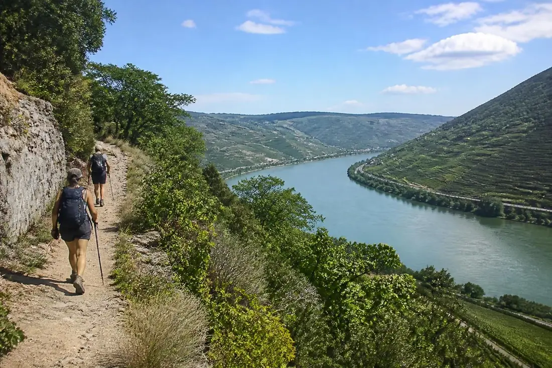 explorez le gr®42 balcons du rhône avec notre guide complet : itinéraire détaillé, conseils pratiques et astuces pour une randonnée inoubliable le long du rhône.