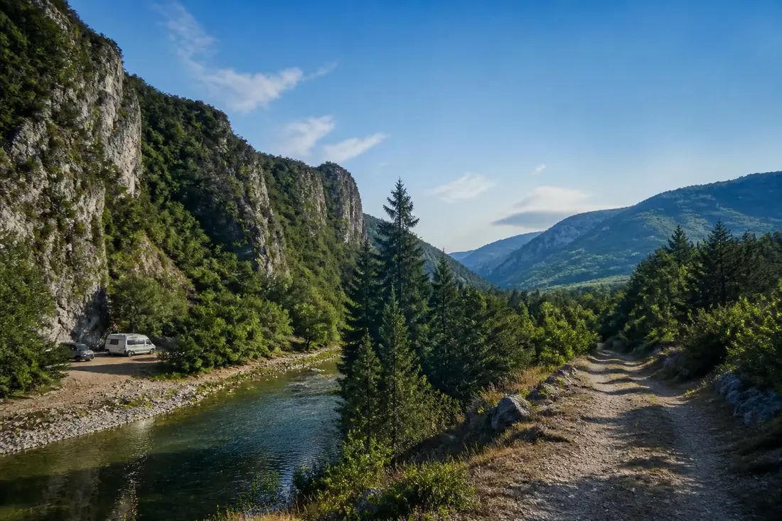explorez le gr®44, un itinéraire de randonnée captivant de des vans en ardèche à champerboux en lozère, entre paysages naturels préservés et villages authentiques. parfait pour les amateurs de plein air et de découverte.