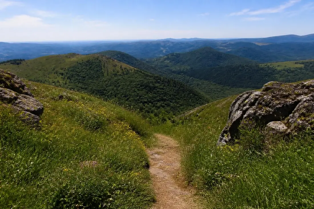 explorez le gr®440, un sentier de randonnée qui traverse la montagne limousine et relie les départements de la corrèze, haute-vienne et creuse pour une aventure naturelle et culturelle inoubliable.