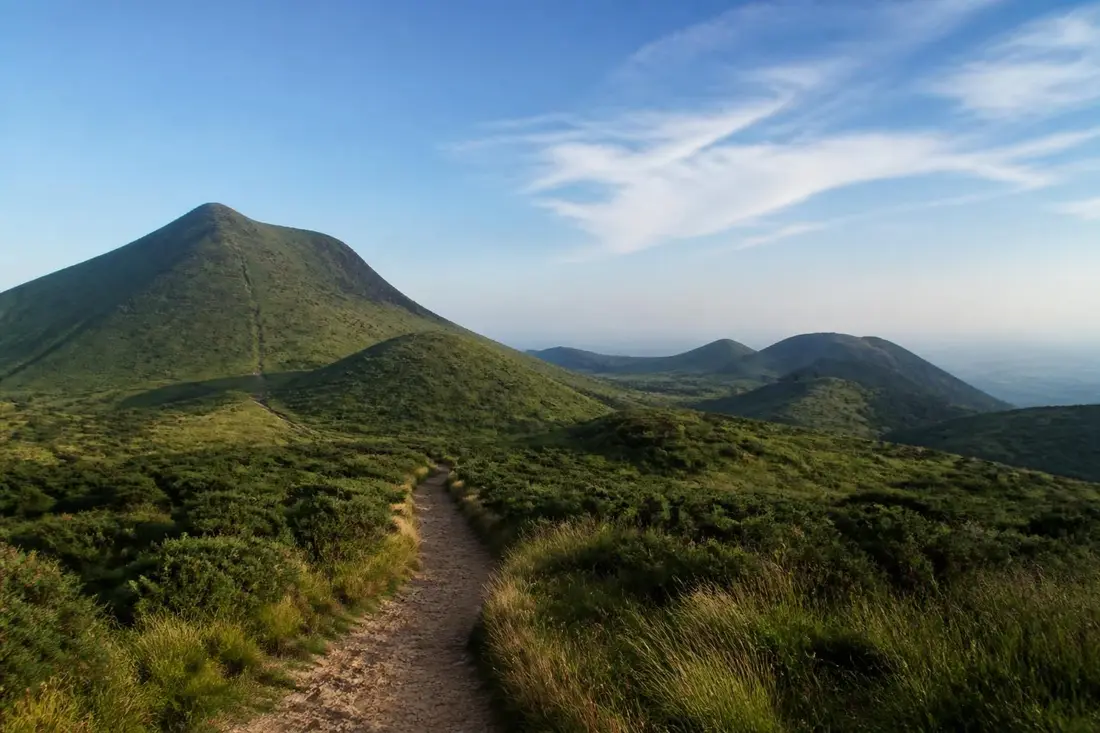 explorez le gr®441, un sentier de randonnée exceptionnel qui fait le tour de la chaîne des puys dans le puy-de-dôme. découvrez des paysages volcaniques uniques et profitez d'une aventure nature inoubliable.