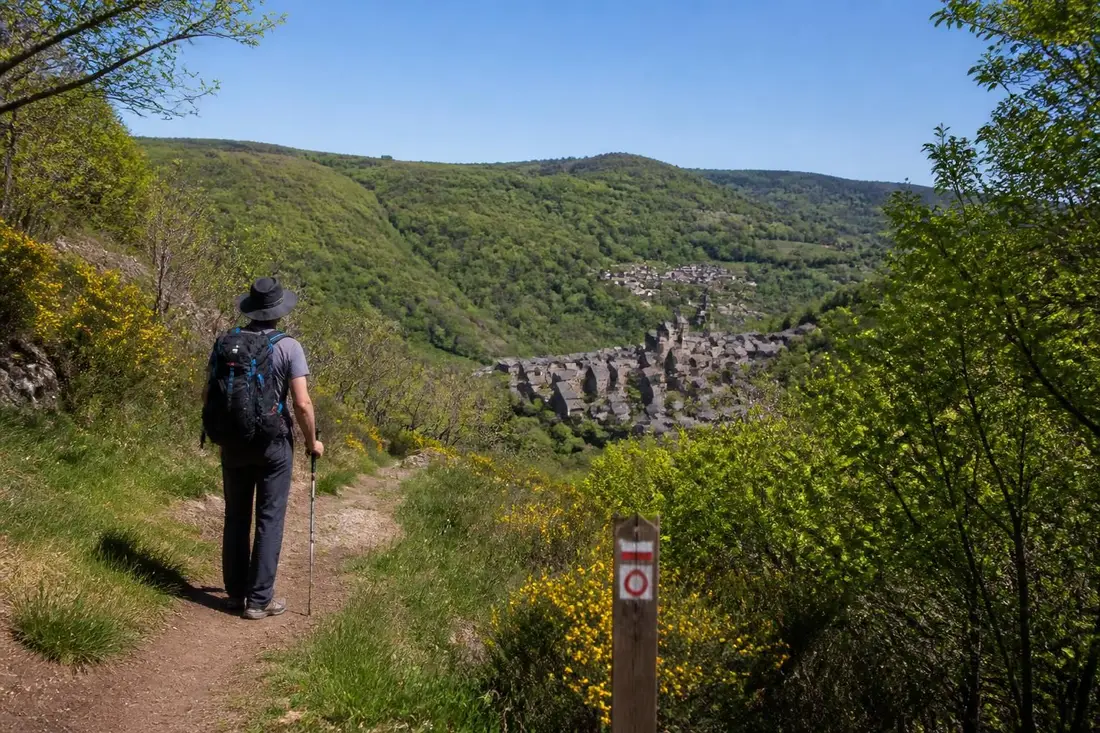 explorez le gr®465 de murat à conques, un sentier incontournable offrant des paysages magnifiques entre le cantal et l'aveyron. partez à la découverte de la nature, du patrimoine et des villages authentiques de cette région pleine de charme.