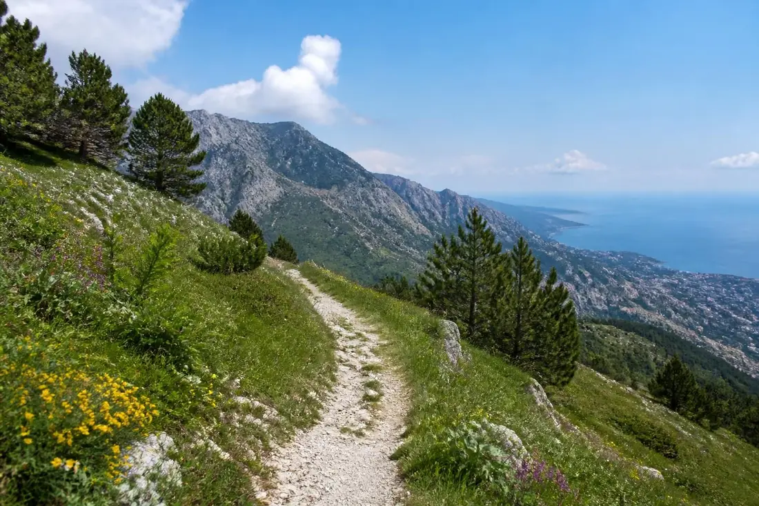 explorez le gr®52 de entraunes à menton, un sentier emblématique des alpes-maritimes offrant des paysages spectaculaires, une richesse naturelle et une expérience de randonnée inoubliable.