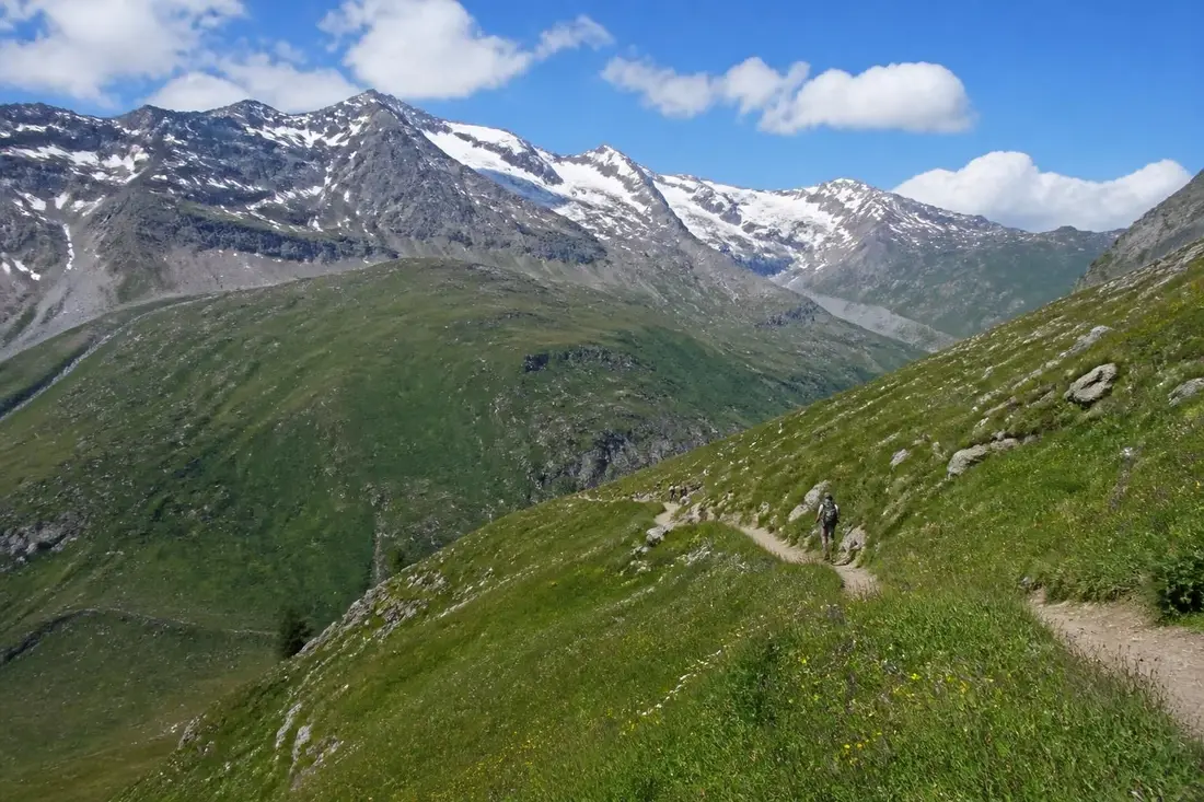 explorez le gr®55 à travers le parc national de la vanoise, de tignes à modane, et découvrez des paysages alpins exceptionnels et une randonnée inoubliable.
