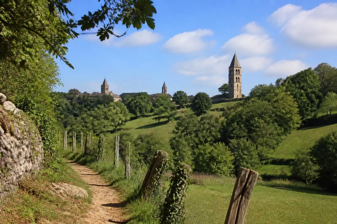 explorez le gr®620 horizons et clochers du rouergue avec notre guide complet, idéal pour les randonneurs souhaitant découvrir des paysages magnifiques, des villages authentiques et une immersion culturelle unique.