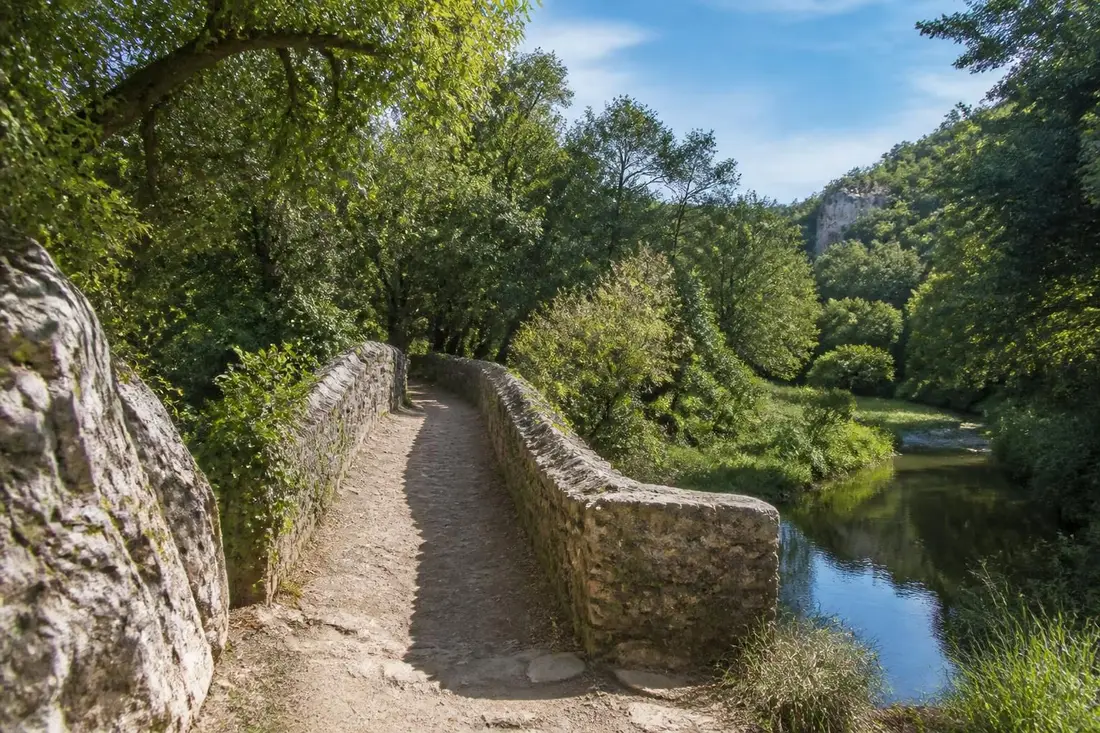explorez le gr®64 du pont sur l'ouysse aux eyzies-de-tayac-sireuil avec notre guide complet : itinéraire détaillé, conseils pratiques et astuces pour une randonnée réussie.
