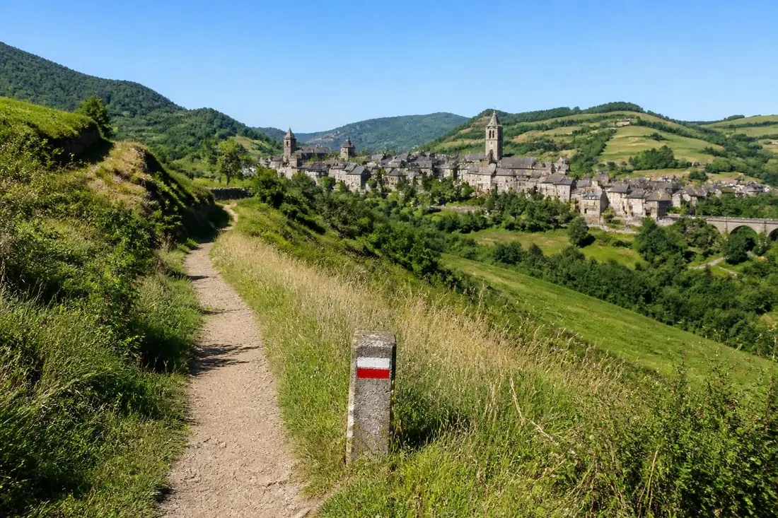 explorez le gr®65, un itinéraire emblématique du chemin de saint-jacques-de-compostelle. notre guide complet accompagne les pèlerins pas à pas pour une randonnée inoubliable.